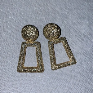 Örhängen  - Jättefina guldiga örhängen! Färgen har börjat försvinna väääldigt lite, men det syns verkligen inte om man inte tittar nära och länge. FRI FRAKT! 