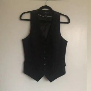 Väst  - Väldigt snygg både med och utan tröja under.