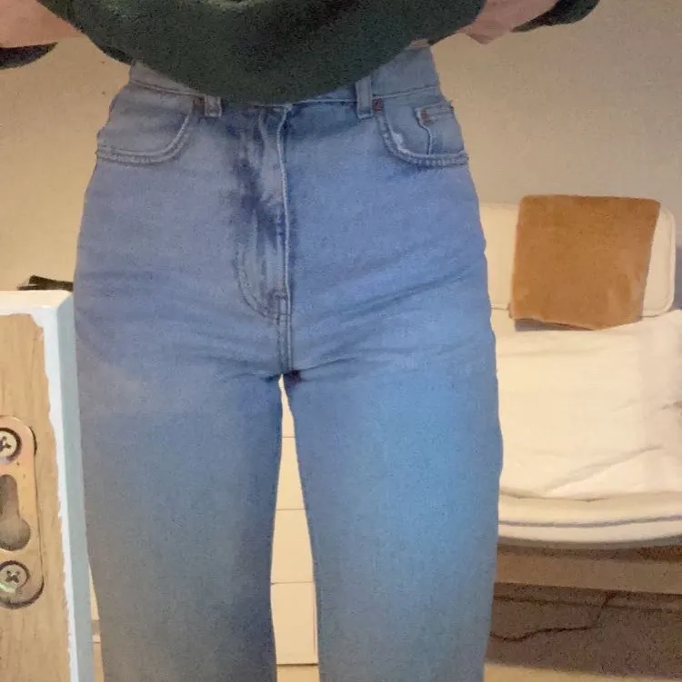 Säljer mina High Waist Raw Hem Straight Jeans från NA-KD som jag köpte i somras för 500kr. Byxorna är i storlek 32, då deras byxor oftast är lite större i storlekarna, och de passar perfekt på mig som är 165 och storlek 34 och w24/25 annars. Budgivning vid flera intresserade, köparen står för frakten 🥰         skriv till mig för fler bilder :). Jeans & Byxor.