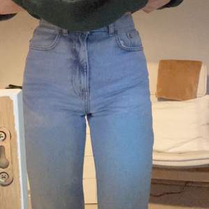 Säljer mina High Waist Raw Hem Straight Jeans från NA-KD som jag köpte i somras för 500kr. Byxorna är i storlek 32, då deras byxor oftast är lite större i storlekarna, och de passar perfekt på mig som är 165 och storlek 34 och w24/25 annars. Budgivning vid flera intresserade, köparen står för frakten 🥰         skriv till mig för fler bilder :)