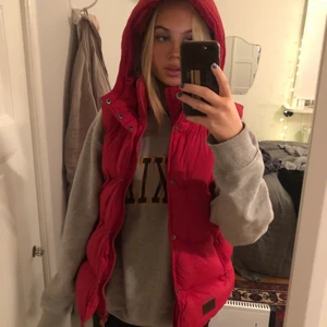 Perfekta västen🙌🏼 - Säljer min sköna o varma väst som tyvärr inte kommer tillräckligt mycket till användning..🥺 köpt här på plick. Skriv om ni undrar något, svarar snabbt.Köpare står för frakt. Bud på 600kr exklusive frakt! Budgivningen avslutas imorgon 9/11 kl 12:00!