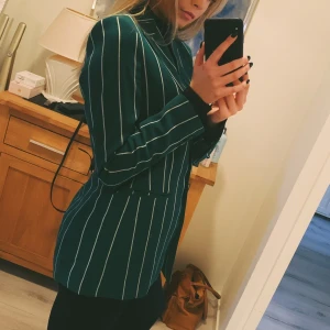 Kavaj - Säljer denna superfina kavaj, sitter jättefint på. 