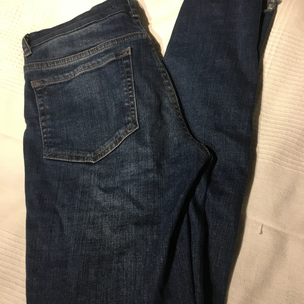 Säljer nu mina blåa jeans med hål på knäna pga  att dom är för små i längden och för stora i midjan( dom är lite större i midjan än vad det ser ut på bilden) har fått hjälp med bilden för att dom inte passar mig💞 köparen står för frakt 🥰. Jeans & Byxor.