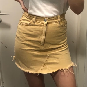 Beige jeanskjol  - Beige jeanskjol från Monki, fint skick! Kan mötas upp i Gbg, köparen står för frakt! :)