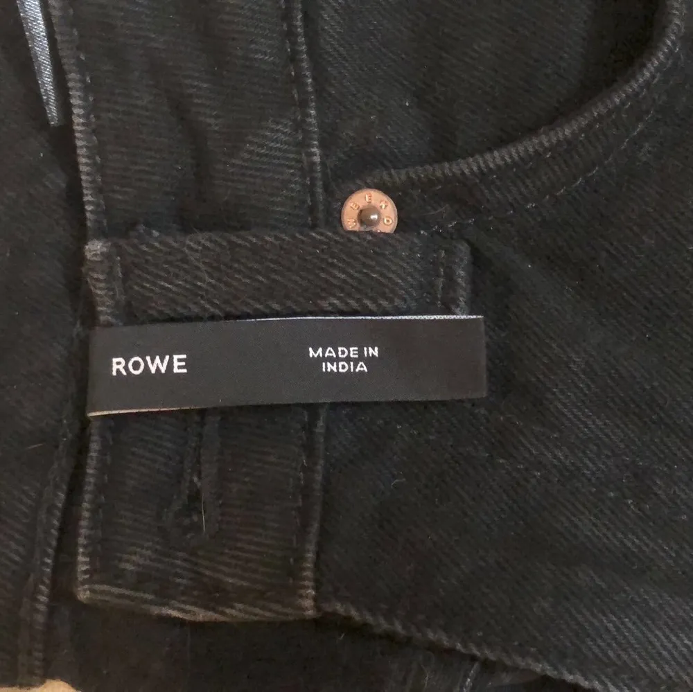 Jeans från weekday i modellen ”Rowe”. Impulsköp då jag insåg hemma att de var för små. W26 L32. Aldrig använda. 300kr.. Jeans & Byxor.
