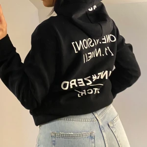 Hoodie - Skitsnygg svart hoodie med tryck på ryggen och lite på luvan, jag har storlek S i en killmodell men den sitter inte så oversize alls. Superskön och väldigt stilren! (Dm för mer info) buda gärna i kommentarerna👍🏼