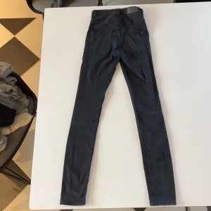 Svarta skinny jenas från Gina , Storlek XS - Dessa byxor är använda ett par gånger och nu har jag växt ur de , därför jag säljer dessa men de är supersköna och i ett bra sick. KÖPAREN STÅR FÖR FRAKTEN.