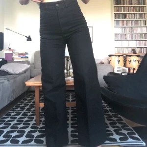 Långa svarta byxor - Skitsnygga jeans från Weekday! Är en blandning mellan vida och raka med lite speciella sömmar! Högmidjade❣️❣️
