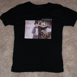 Riverdale t-shirt  - En t-shorts med cole sprouse från riverdale aldrig använd