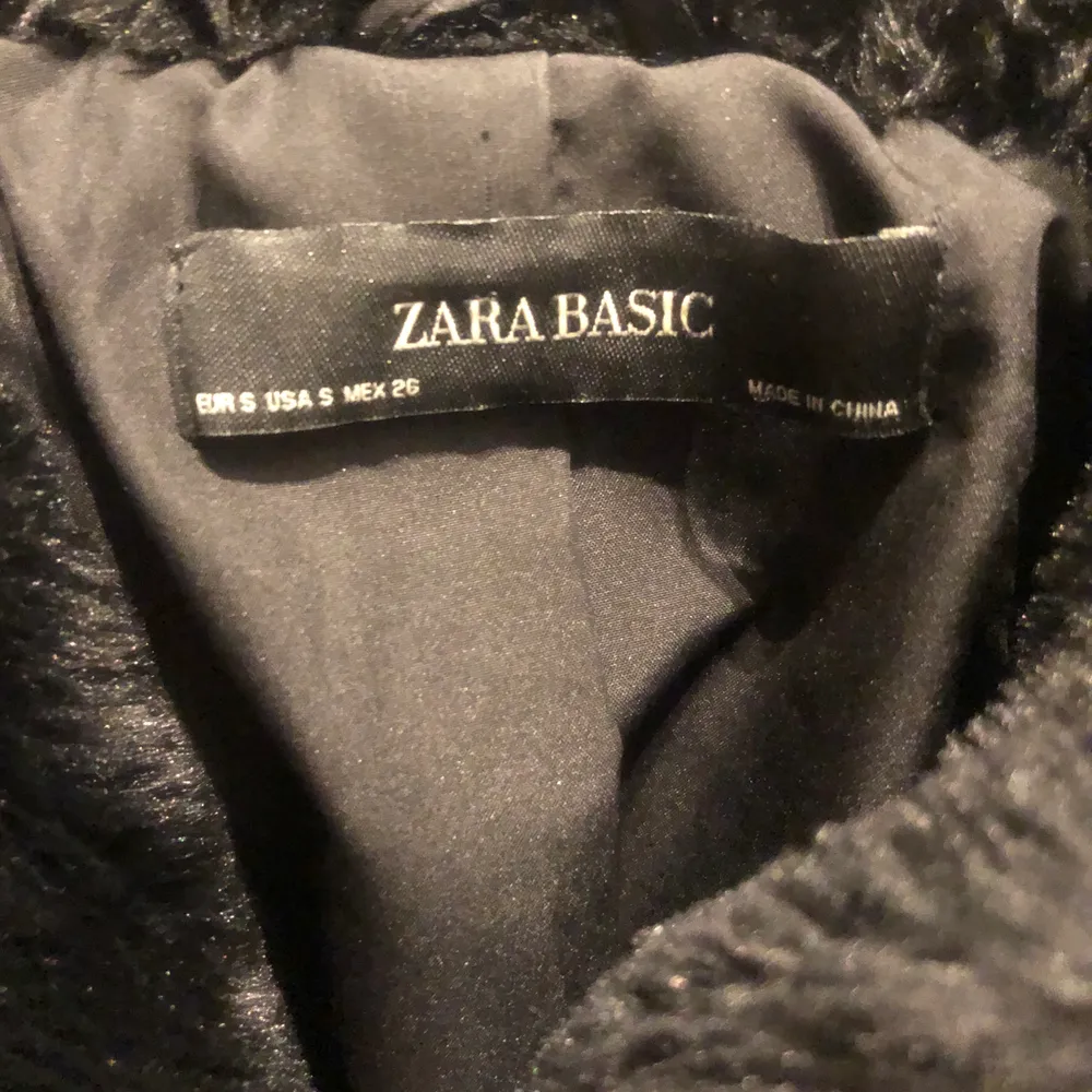 En väldigt fin och skön pälsjacka från Zara. Storlek S. I ett fint skick!! Köparen står för frakten😊. Jackor.