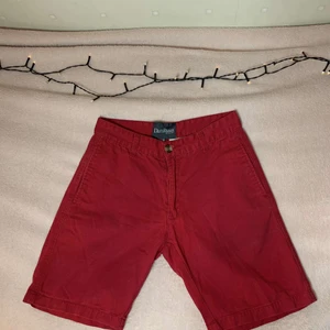 Röda jeansshorts  - Ett par röda jeansshorts från DanRyan i storlek S. Väldigt bra skick och är använda fåtal gånger. Vill istället sälja till den som behöver och pga av att de är små för mig.