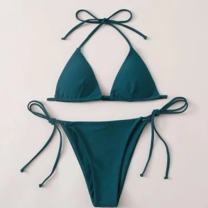 Bikini - Jätte fin grön bikini, ingen padding. Aldrig använd då den är för liten för mig. Frakten är inkluderad!💓