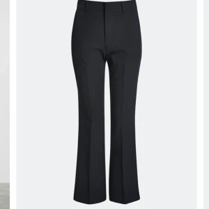 Kostymbyxor från Bik bok (34) - Säljer mina svarta kostymbyxor då dem börjar bli för små. Dem är i näst in till nyskick. Köpte för 400kr men säljer för 200kr eller högsta bud.