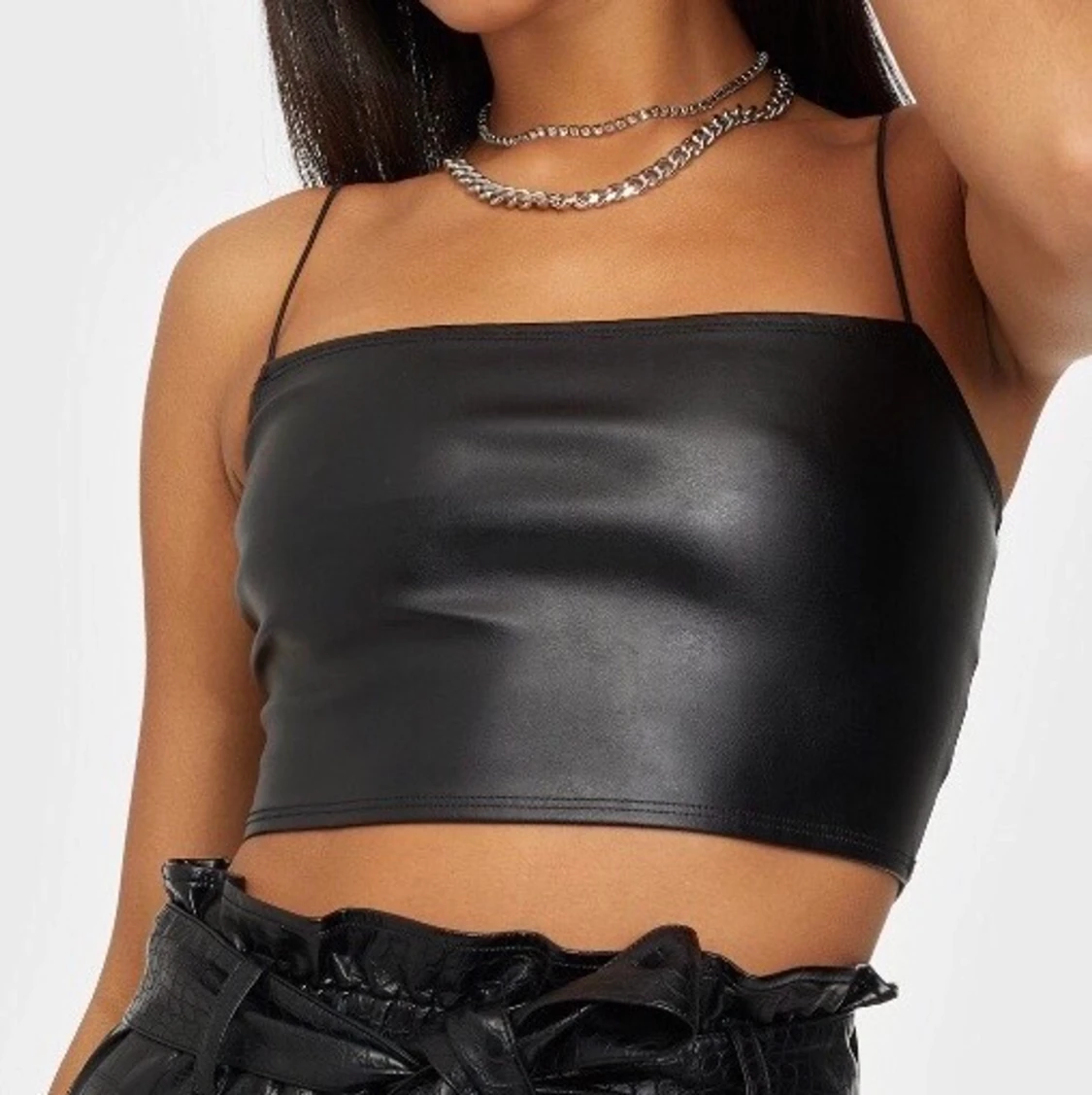 croppat NELLY linne med ”leather look”