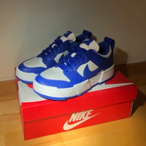 W Nike Dunk Low Disrupt - Säljer ett par womens dunk low disrupt! De är helt oanvända(inte ens provade!) och enbart upptagna ur boxen för bild. Färgen är Summit White/game royal🔵⚪️ Om du har frågor eller vill ha fler bilder är det bara att kontakta!🥰 Först till kvarn (som bestämmer sig för att köpa ;)