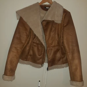 Jacka bik bok - Super snygg och unik jacka från bik bok i storlek medium💕💕 har haft den som en oversized jacka och har suttit super snyggt💕 köpt för 500 kr, priset är diskuterbart och kan mötas i sthlm💕💕