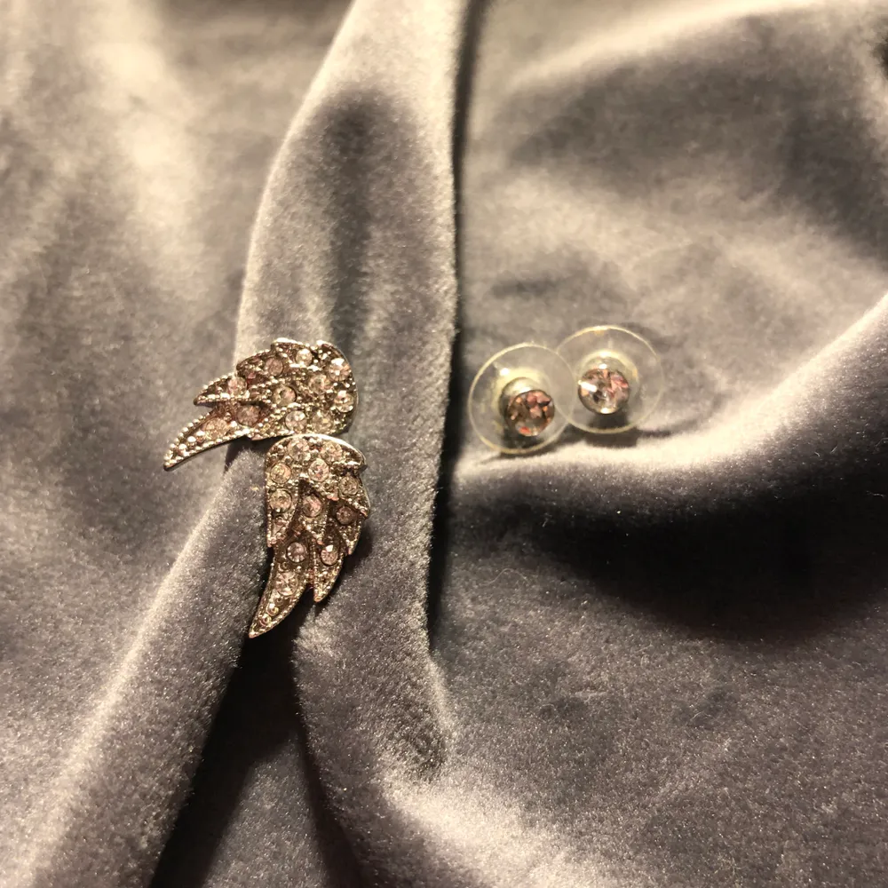 Två olika örhängen som inte används, ett par som är små diamanter och andra par som är ängel vingar. Köps tillsammans eller ensklit (Rengör såklart smycket innan jag skickar) . Accessoarer.