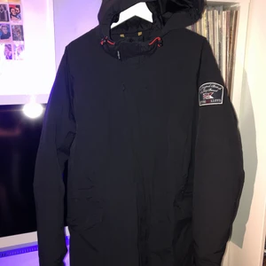 Henri Lloyd Vinterjacka - Henri Lloyd dunjacka perfekt för vintern och svala höst- & vårdagar! Inga synliga skador och väldigt sparsamt använd. Håller värmen de kallaste vinterdagarna! Nypris 2000kr. Kan frakta eller mötas i/nära Stockholm! ❄️☃️🌨 