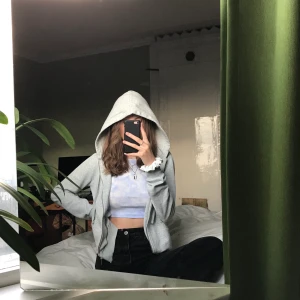 Grå cardigan - Grå cardigan från hm. Passar även S. Köparen står för frakten <3