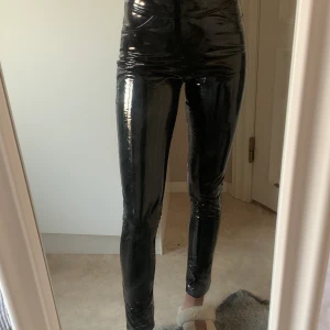 Lackbyxor - Lackbyxor med fickor bak från Madlady!🖤 knappt använda, bra skick! Storlek: xs/s 