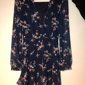 KLÄNNING - Supersöt klänning köpt på Nelly, passar S/M💙💕