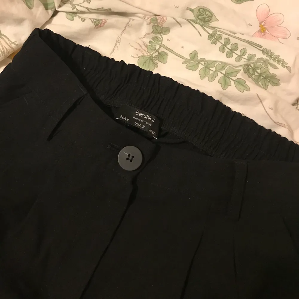 Superfina svarta  kostymbyxor från bershka, men passade tyvärr inte mig, därav aldrig använda, storlek S men små i storleken! frakt tillkommer på 59 kr. Jeans & Byxor.