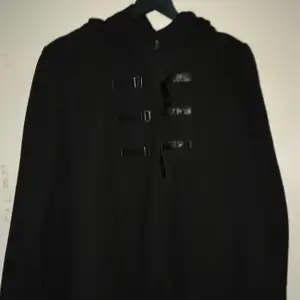 En svart kappa köpt från ellos för 600kr säljer för 200kr ( köpare står för frakten)❤️först till kvart allt ska bort❤️ 