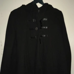 En svart kappa - En svart kappa köpt från ellos för 600kr säljer för 200kr ( köpare står för frakten)❤️först till kvart allt ska bort❤️ 