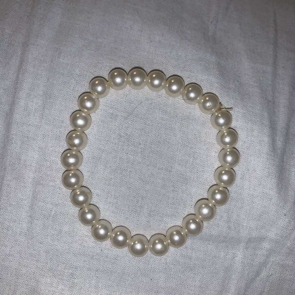 Vanligt pärlarmband med vita pärlor (ej äkta) 💎 det är elastiskt så man får det över handen. Priset är utan frakt och jag samfraktar gärna med andra smycken 💝. Accessoarer.