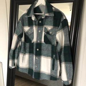 Rutig skjortjacka  - superfin skjortjacka som är mörkgrön och vit, knappt använd så skulle säga nyskick! ryms en hoodie under för mig som har M/L på hoodies. köparen står för frakt, om många intresserade buda i kommentarerna😇