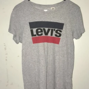 Levis tröja - En grå Levis tröja, pris kan diskuteras och köparen står för frakten 💕