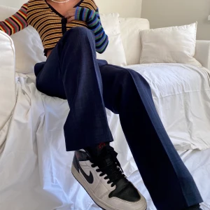 Marinblå kostymbyxor - Supersköna kostymbyxor med en utmärkt passform! Gå in på @afterlife.uf på Instagram för att köpa!