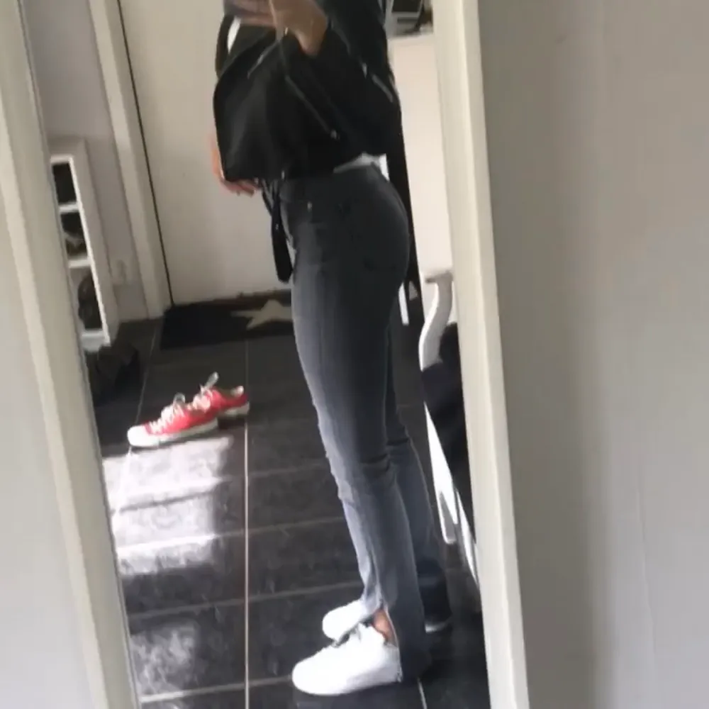 Säljer dessa gråa Zara jeans med slits. Dem två spegelbilderna är screenshots från en video där byxorna vissas upp väldigt bra, är beredd att skick den om nån vill se byxorna tydligare. 🥰🥰 Dessa jeans sitter snyggt o tight, den enda nackdelen är att en av öglorna är sönder. Detta är ingenting man märker av, o det går lätt att åtgärda. Köparen står för frakten 🥰🥰. Jeans & Byxor.