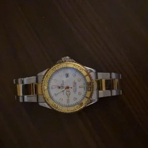 Klocka - Den är en *olex klocka med guld och silver.