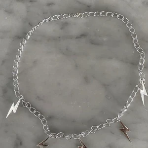 Halsband blixtrar - 3 olika halsband med antingen 5,3,1 blixtrar på. Jätte jätte fina tycker jag själv