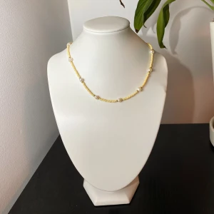 Halsband pärlor  - Isadora necklace                                                                                           85kr inklusive frakt!                                                                   Halsbandet är gjort med äkta sötvattenspärlor                           @tinsel.uf på instagram! ✨💛