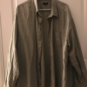 Beige skjorta  - Beige oversize skjorta i fint skick!✨