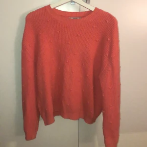 Rosa tröja med små prickar  - Supersöt rosa tröja med tygprickar. Färgen representeras bäst på första bilden🥰 strl S från Mango