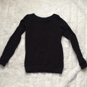  - Svart tröja med snö gulddetaljer på armarna. Använd 1-2 ggr. 