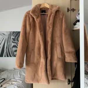Pälsjacka från Nelly - Riktigt gosig jacka i päls från Nelly, använd några få gånger. Strl 38🥰 buda på! 