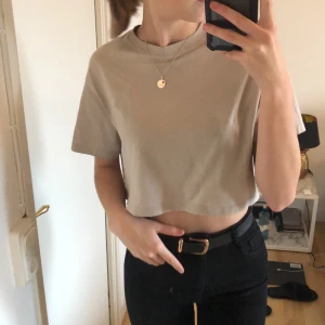 Croptop - Favorit tröjan! Sitter perfekt, som ny. Beige.