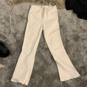 Vita jeans ifrån Zara - Raka/ lite utsvängda jeans från zara u storlek 34, snapar använda och sitter jättefint på