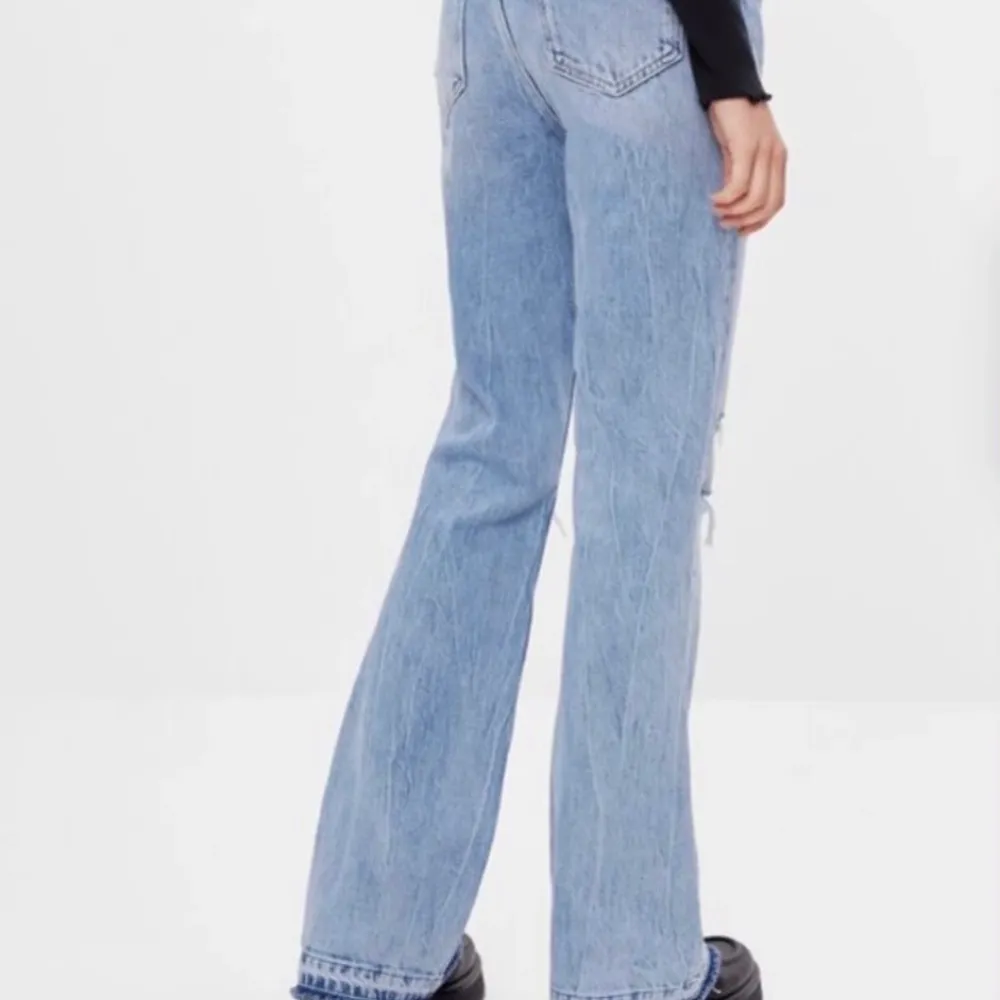 Säljer snyggaste jeansen från bershka, aldrig använda och säljer för att jag råkade köpa två par. Storlek 36, köpte för 400 men säljer för 250❤️ . Jeans & Byxor.