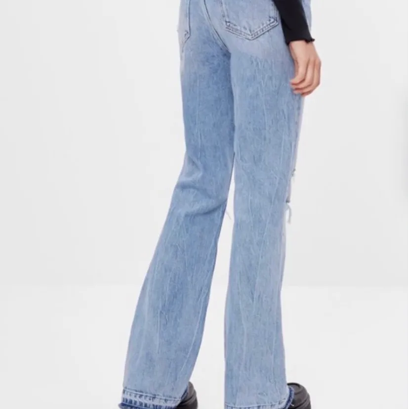 Säljer snyggaste jeansen från bershka, aldrig använda och säljer för att jag råkade köpa två par. Storlek 36, köpte för 400 men säljer för 250❤️ . Jeans & Byxor.
