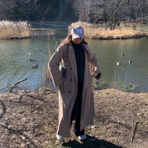 Trenchcoat från NAKD - En jättefin trenchcoat från NAKD med band vid ärmarna som går att knyta väldigt snyggt! Nypris 999kr säljer för 350kr inkl frakt💘