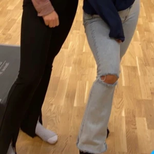 Jeans - Säljer nu mina jättefina jeans från BIK BOK (original pris runt 600) som jag tycker om som bara den. Dock så är de väldigt mycket för långa för mig så det är lite jobbigt för mig att sälja dom. De är i ett jättefint skick och har Inga fel. Priset kan diskuteras!