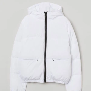 Vit jacka - Perfekt vit jacka nu till vintern, nästan i nytt skick, säljer för den inte kom till användning💟💟nypris:399kr 