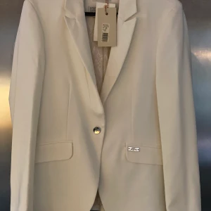 Mosh Mosh kavaj str.36 - Ny kavaj str.36 Ny pris 1799,- lapp finns kvar