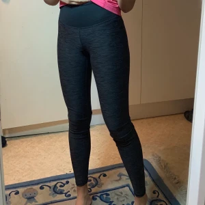 Träningsbyxor  - Träningsbyxor från H&M i storlek XS! OBS!! Finns ett litet hål på knäna vänster sidan, det syns inte direkt! annars bra skick. 