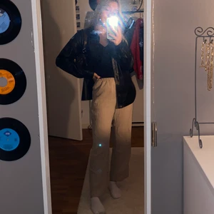 Beigea linnebyxor - Beigea linnebyxor från monki! Frakt tillkommer med 40 kr💞